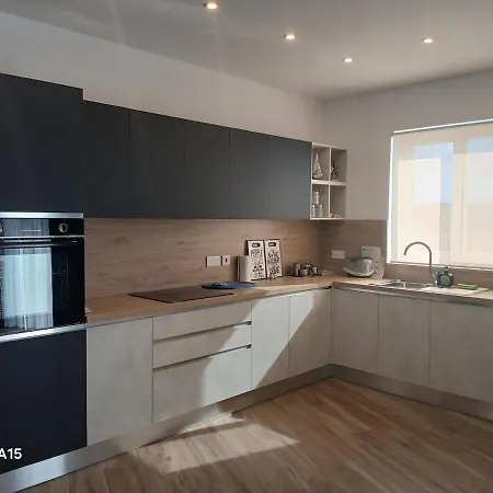 Harbour Haven - Seaside With Balcony & Harbour Views Apartment